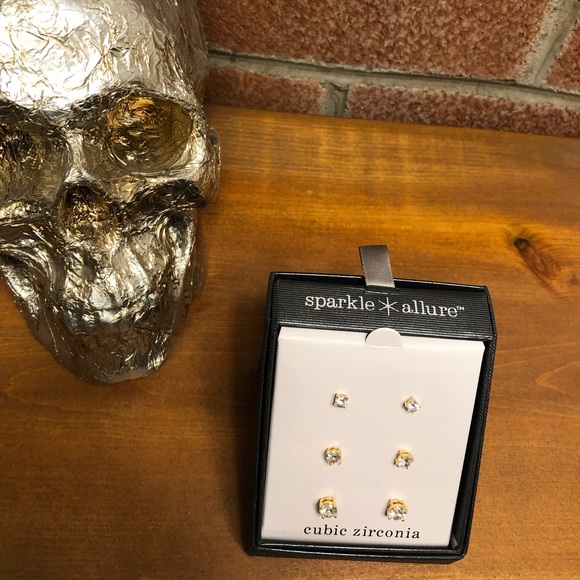 14k Gold Stud earrings with Cubic Zirconia - Picture 2 of 6